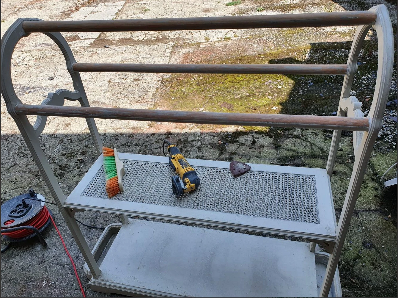 Porte-serviettes gris pendant le ponçage